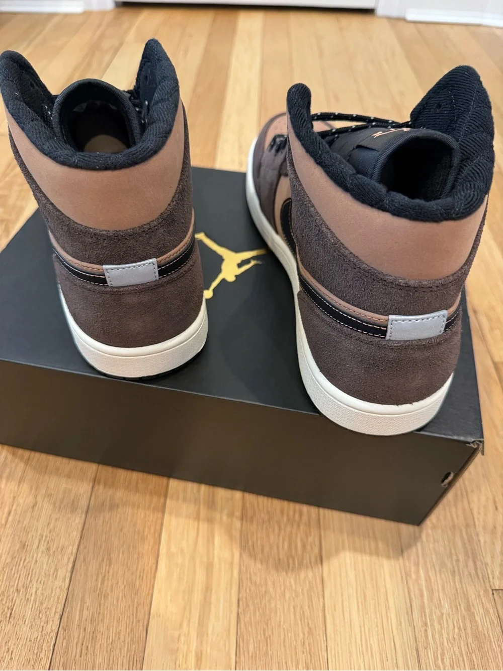 Nike Air Jordan 1 Mid SE Sneakers in Dark Chocolate/Crimson Bliss NWB